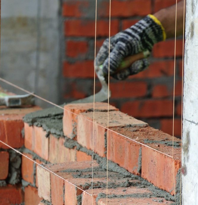 Réalisation de travaux de maçonnerie et de couverture par des professionnels